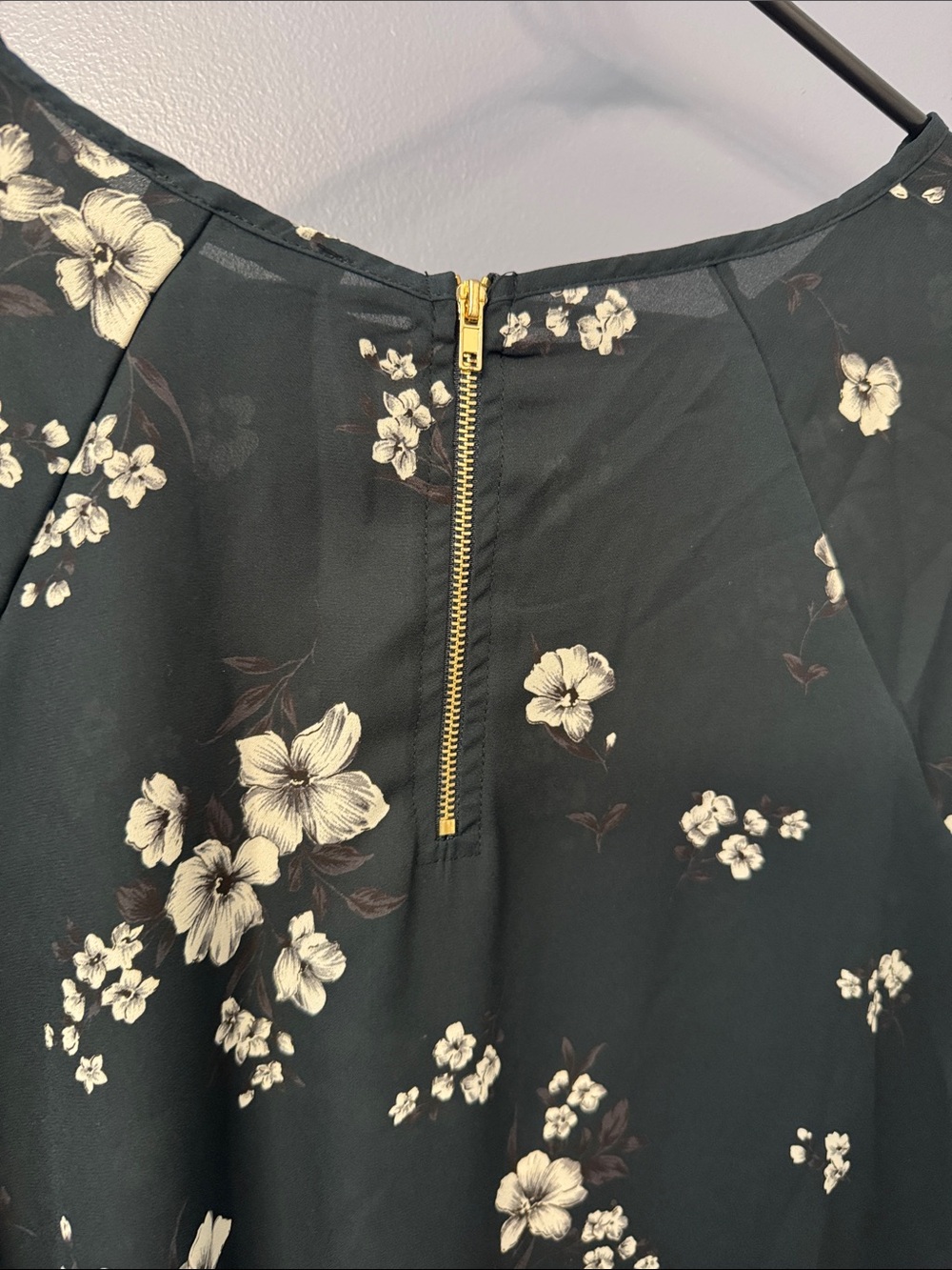 Paper moon Women’s Floral Tie-Sleeve Blouse - Picture 3 of 8
